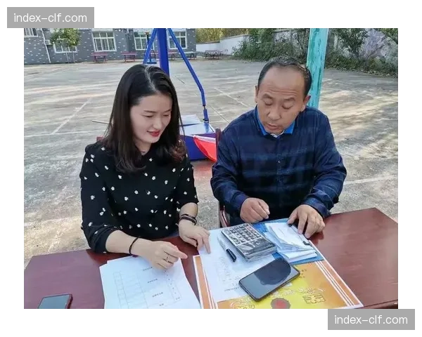 颁奖仪式上国歌走调，工作人员紧急切断麦克风引发尴尬一笑